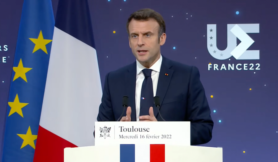 Emmanuel Macron discours devant drapeau français et européen