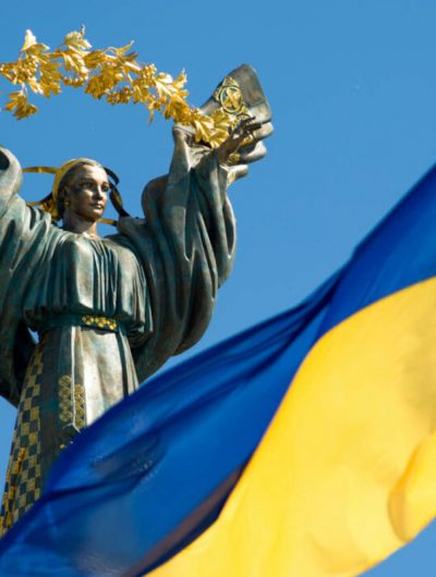 drapeau de l'Ukraine avec en arrière plan une statut