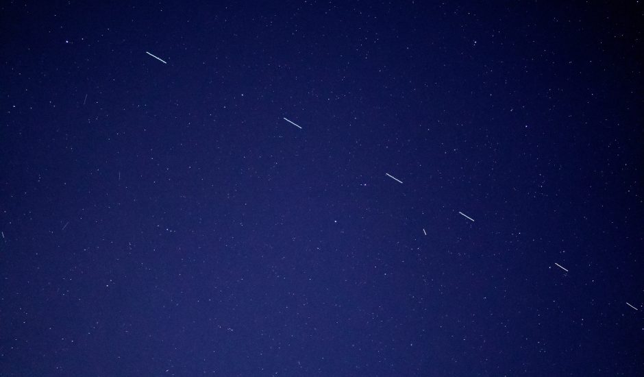 Des satellites Starlink visible sur une photographie du ciel.