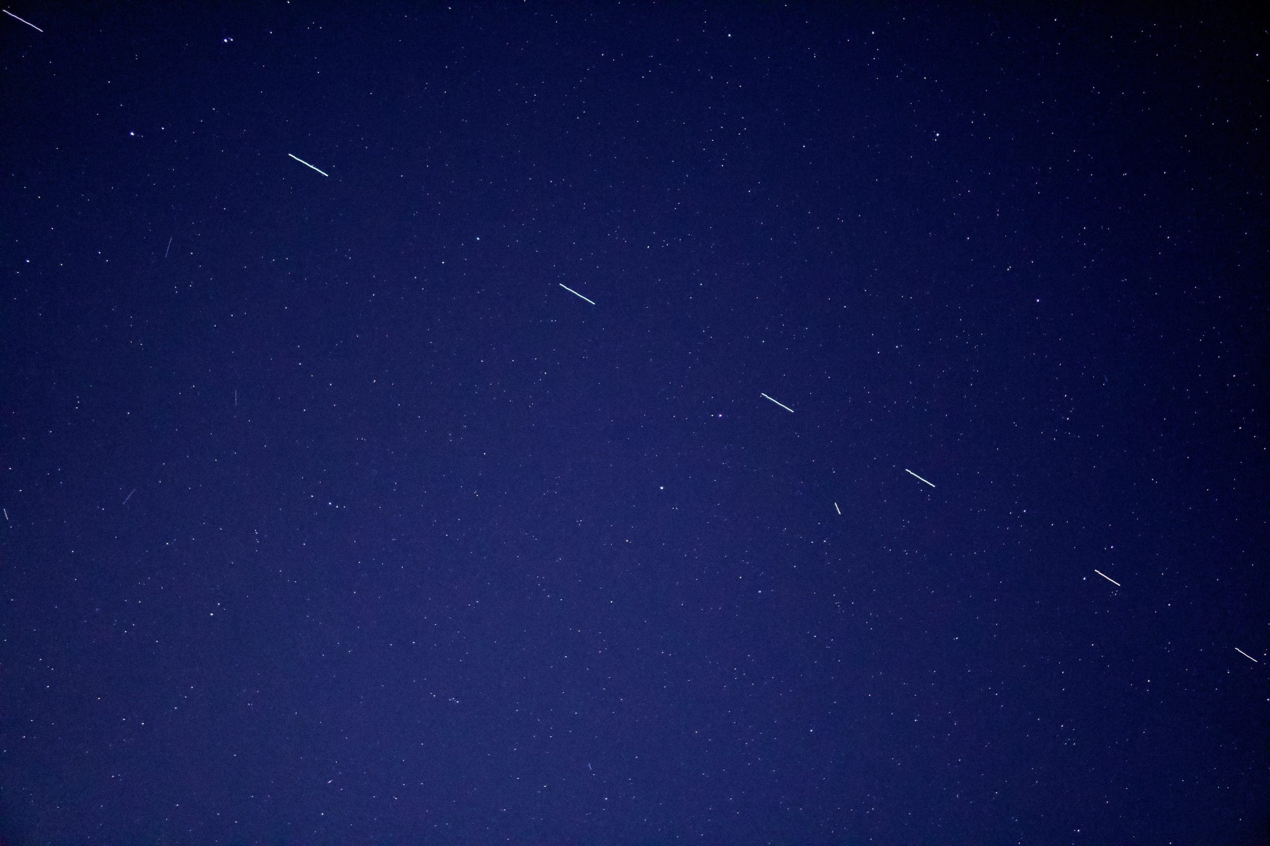 Des satellites Starlink visible sur une photographie du ciel.