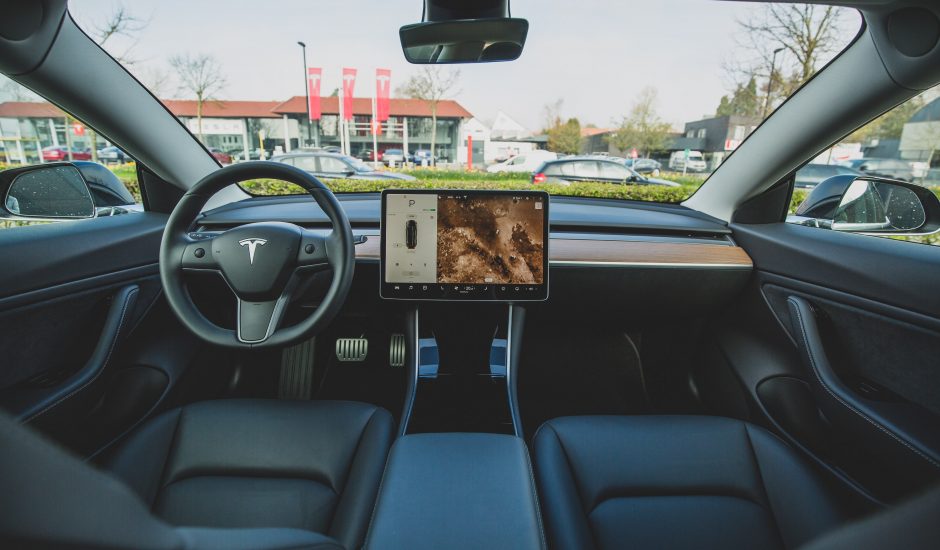 Le tableau de bord d'un véhicule Tesla.