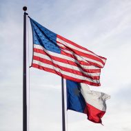 Le drapeau des États-Unis et celui du Texas.