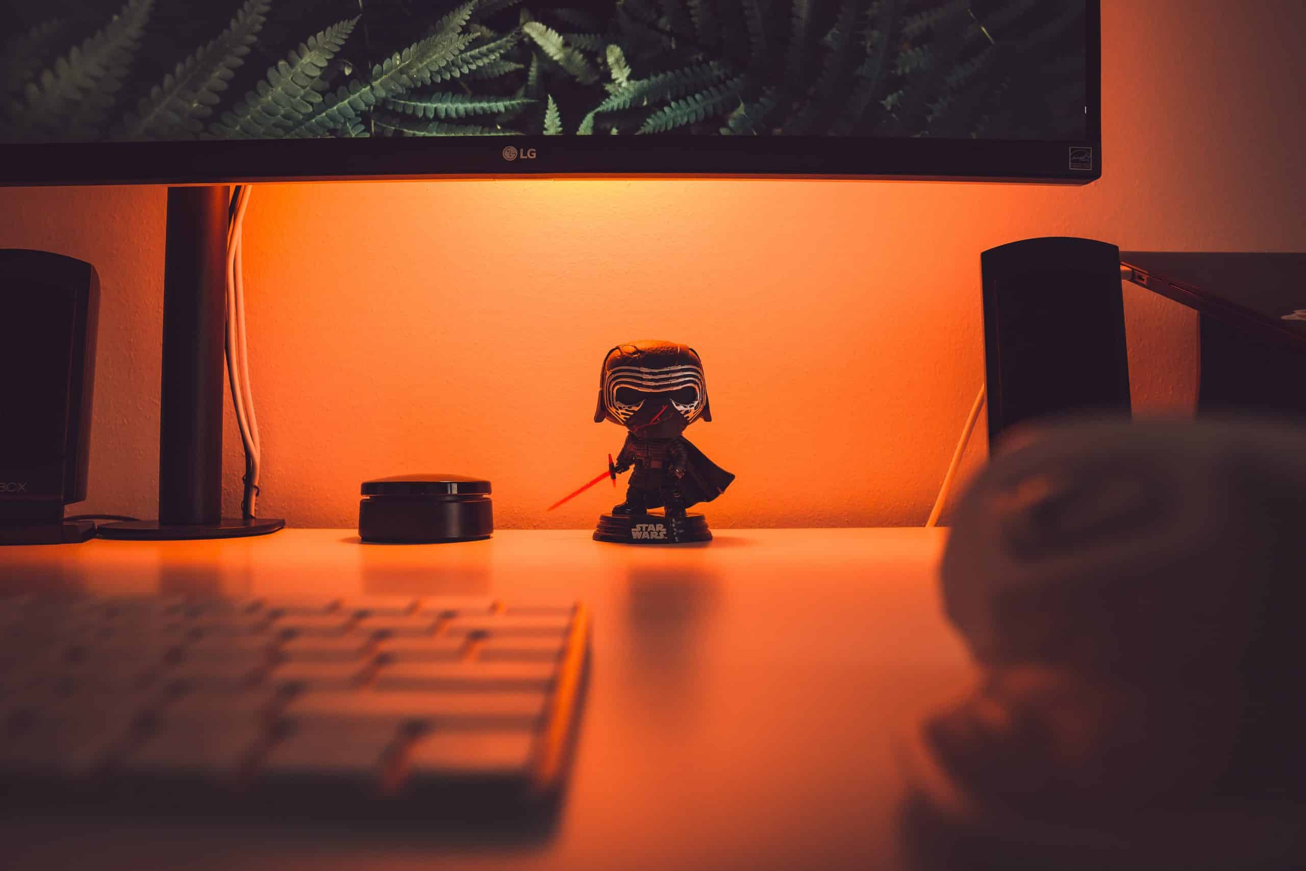 Aperçu d'une figurine devant un ordinateur.