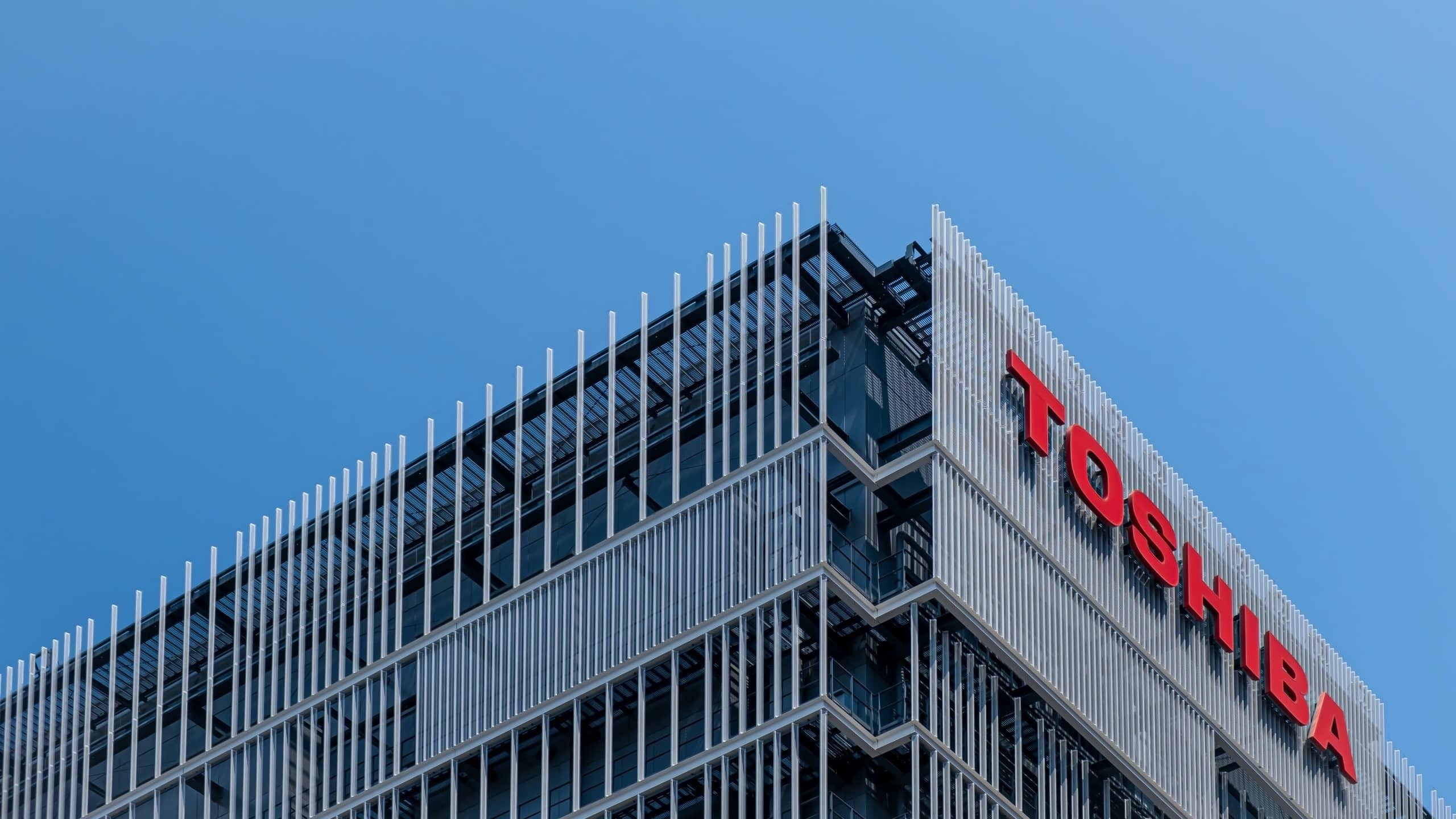 Le logo de Toshiba sur un immeuble.
