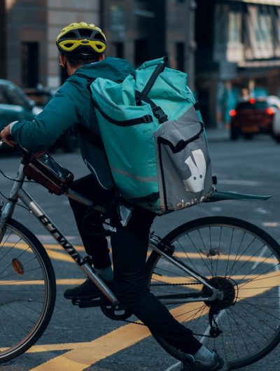 Un livreur Deliveroo sur son vélo dans la rue
