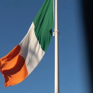 un drapeau irlandais flottant au vent