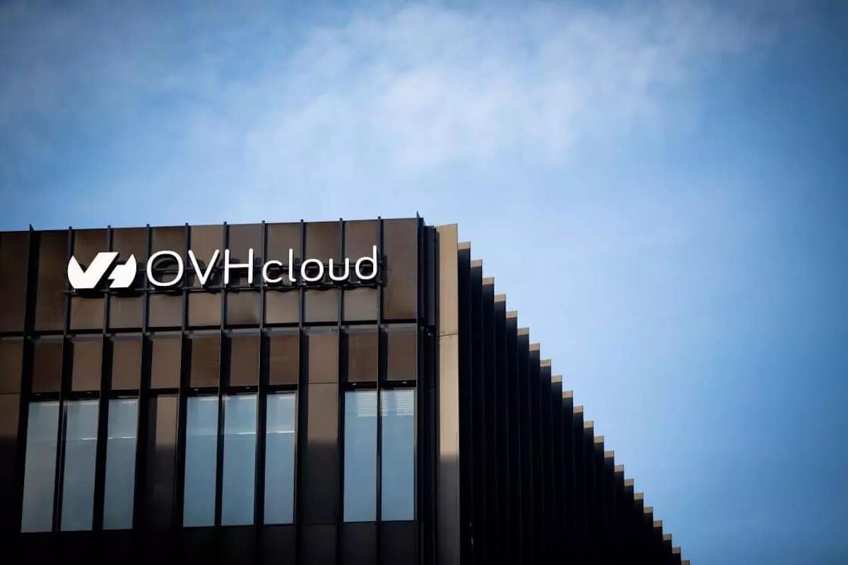 bâtiment avec le logo d'OVHcloud à Paris