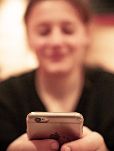 Un adolescent utilisant un iPhone