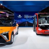 Deux véhicules avec la technologie de Mobileye exposés à un salon.
