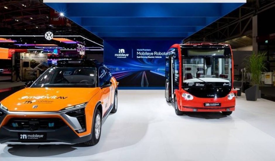 Deux véhicules avec la technologie de Mobileye exposés à un salon.