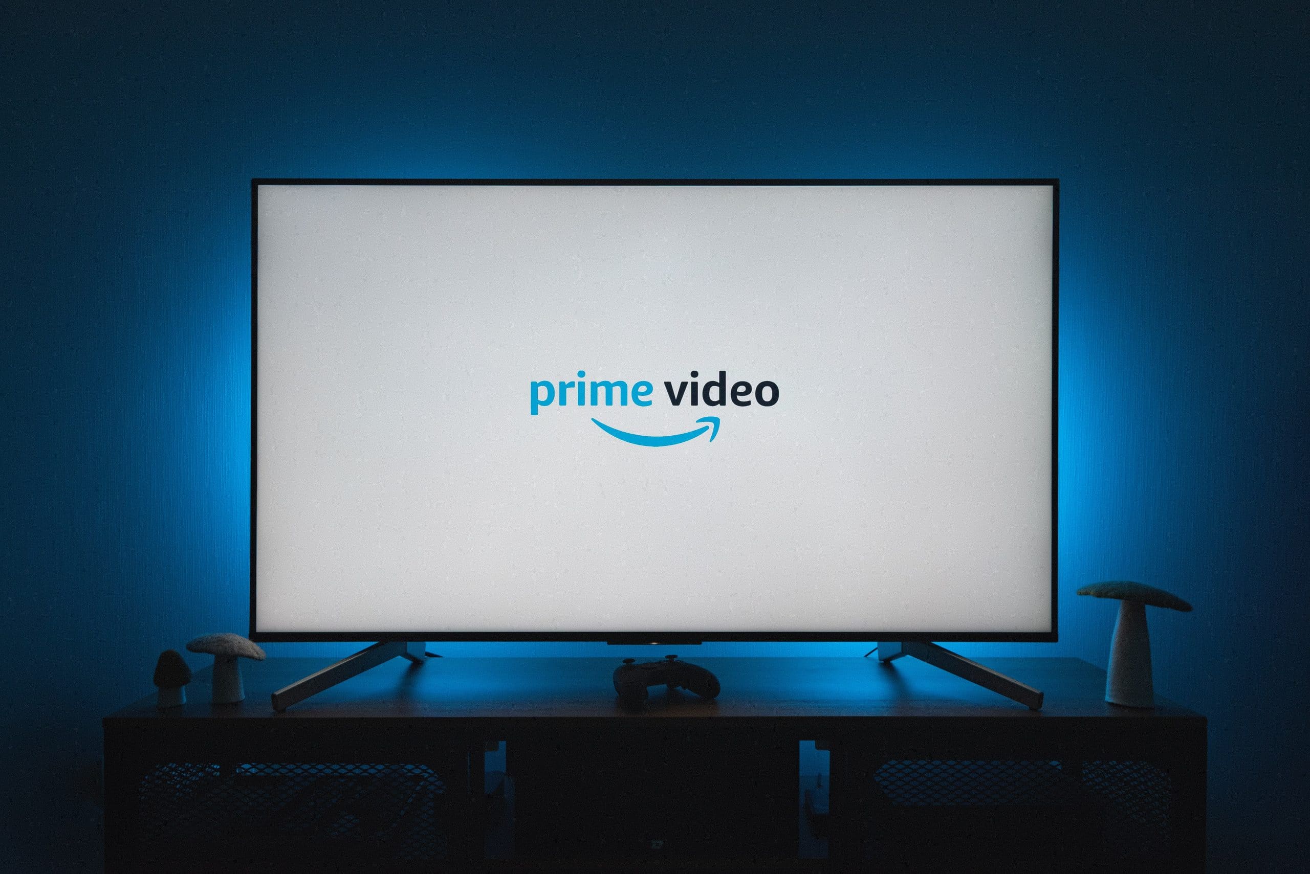 Un écran de télé affiche le logo de Prime Video.