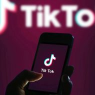 téléphone avec TikTok sur fond de TikTok
