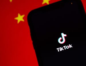 Un téléphone avec le logo de TikTok devant le drapeau chinois.
