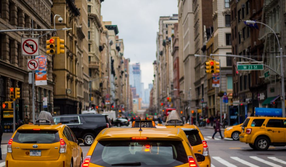 Des taxis jaunes roulent à sur la route à New York.
