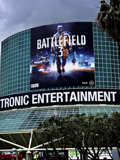 La devanture du salon de l'E3 avec l'affiche du jeu Battlefield
