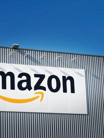 Logo d'Amazon sur un entrepôt