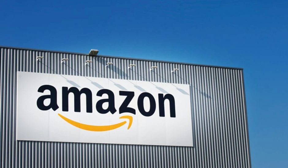 Logo d'Amazon sur un entrepôt