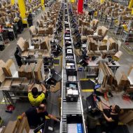 Des employés d'Amazon travaillent dans un entrepôt.