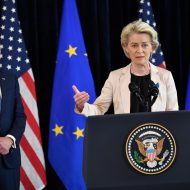 Ursula von der Leyen et Joe Biden devant drapeaux américains et européens