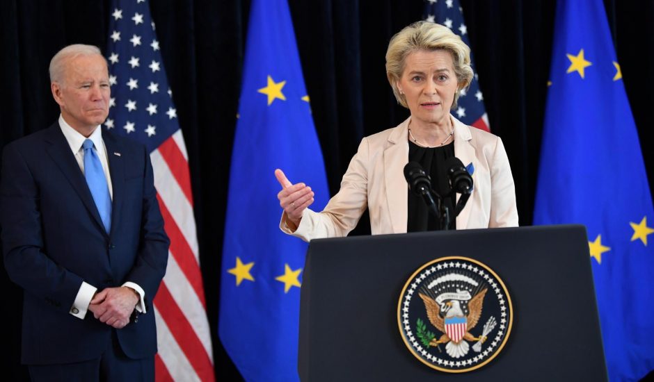 Ursula von der Leyen et Joe Biden devant drapeaux américains et européens