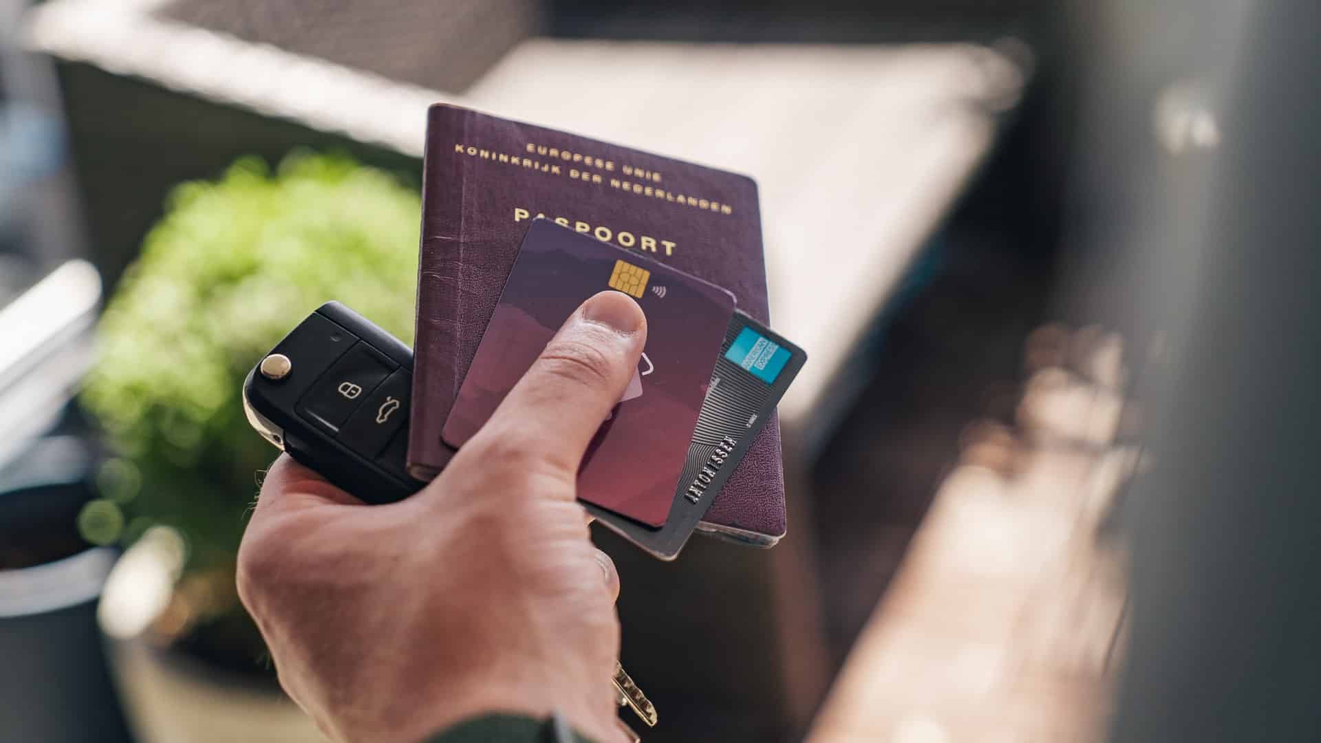 Clés de voiture, passeport, cartes de crédit.