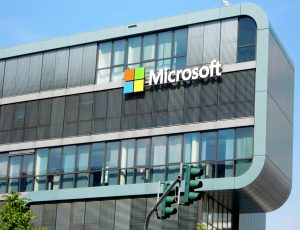 Logo de Microsoft sur un bâtiment.