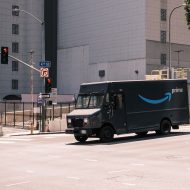 Un camion de livraison Amazon Prime.