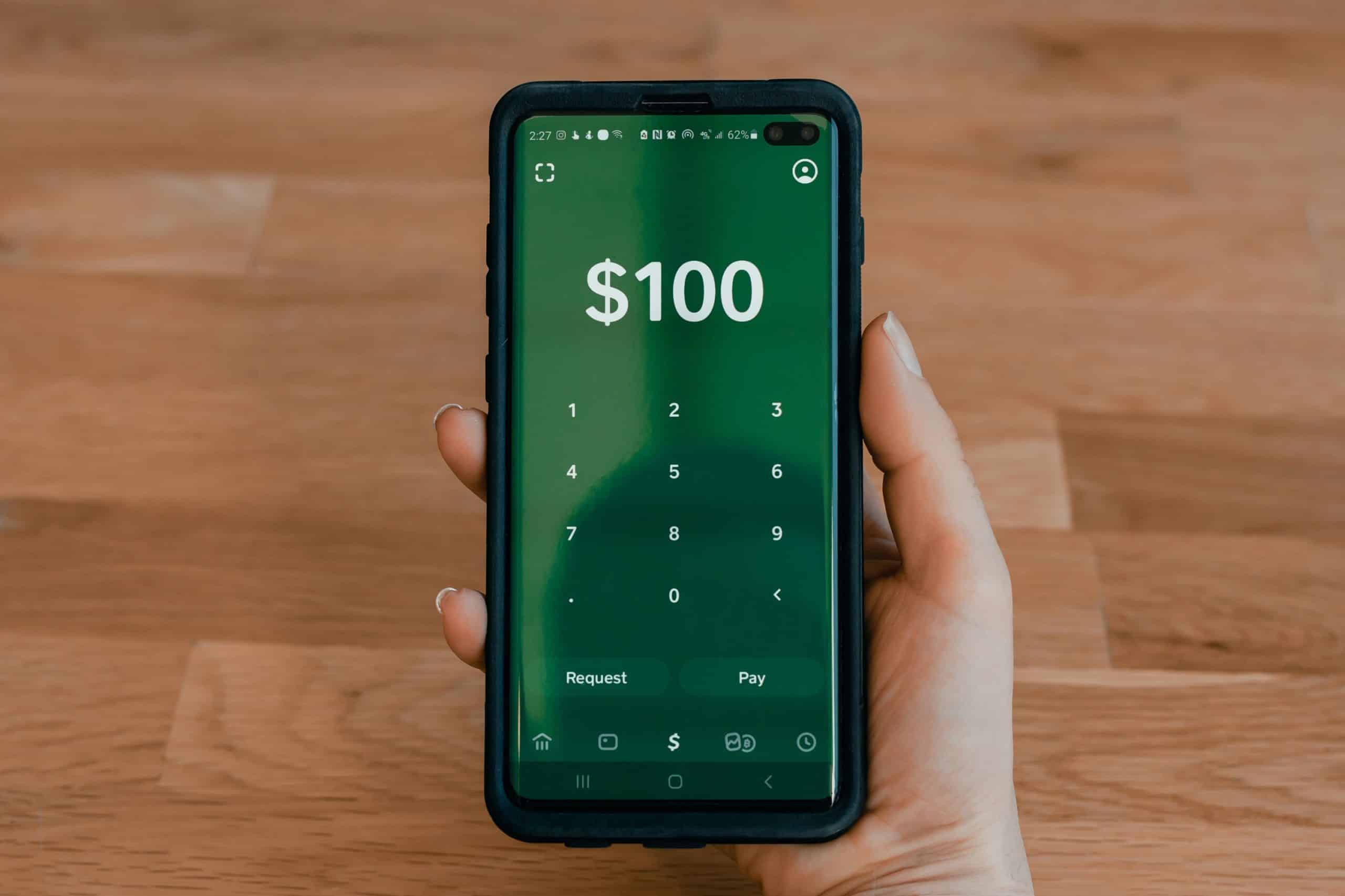 Un smartphone ouvert sur l'application Cash App.