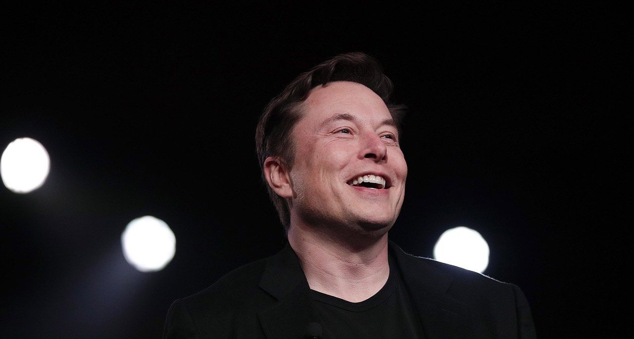 Portrait d'Elon Musk en train de sourire.