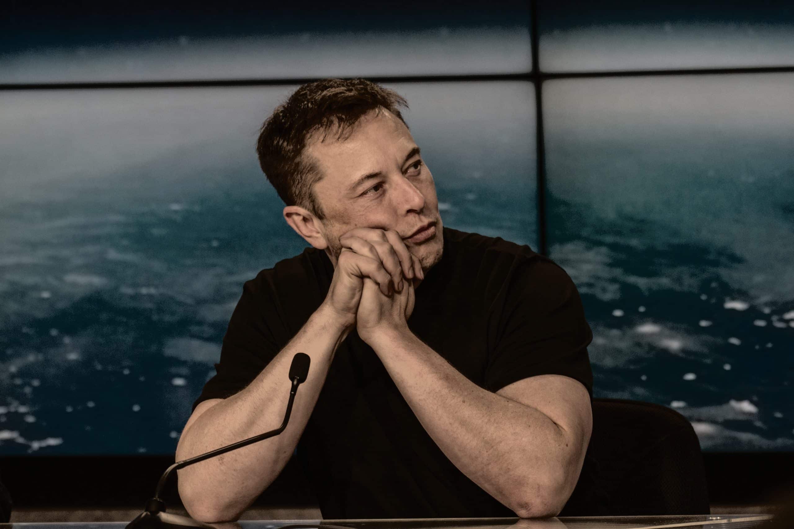 Elon Musk en train de répondre à des questions.