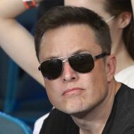 Elon Musk avec des lunettes de soleil.