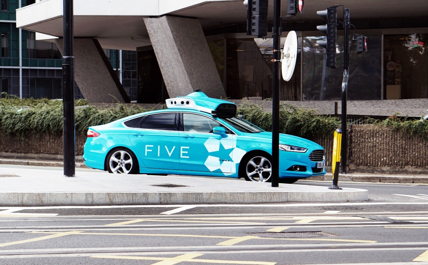 Une voiture autonome de Five dans la rue.