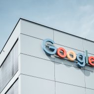 Google-Logo auf einem Gebäude