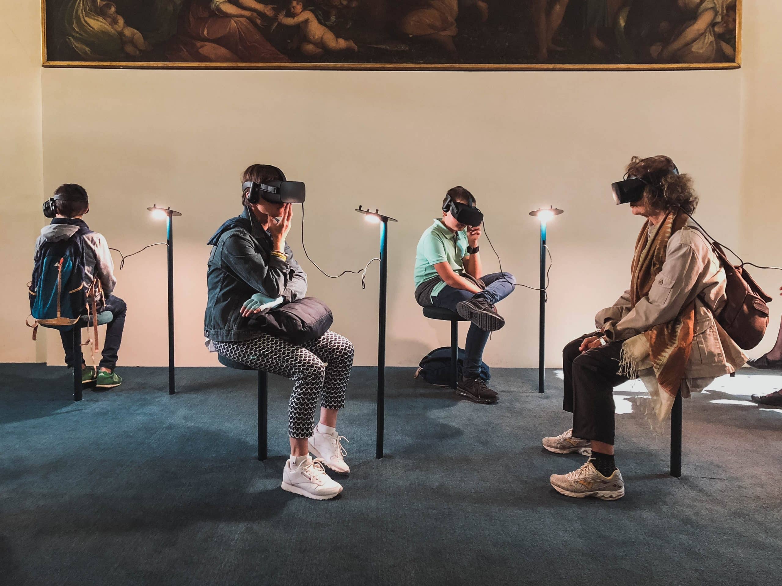 Des personnes avec un casque de réalité augmentée.