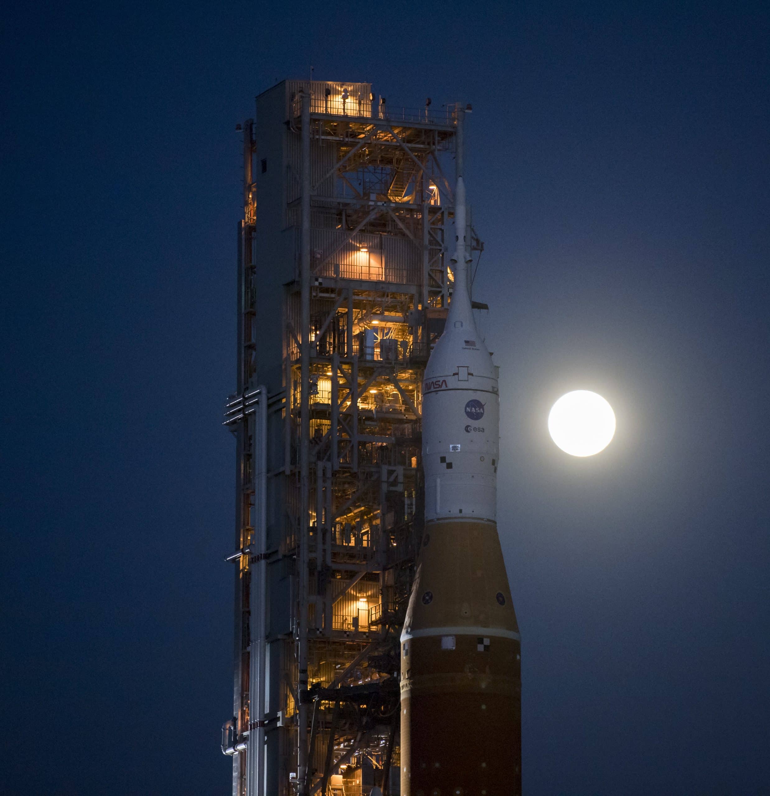 Le SLS sur sa rampe de lancement devant la pleine Lune.