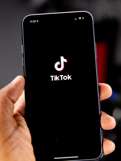 Un smartphone ouvert sur le logo de TikTok.