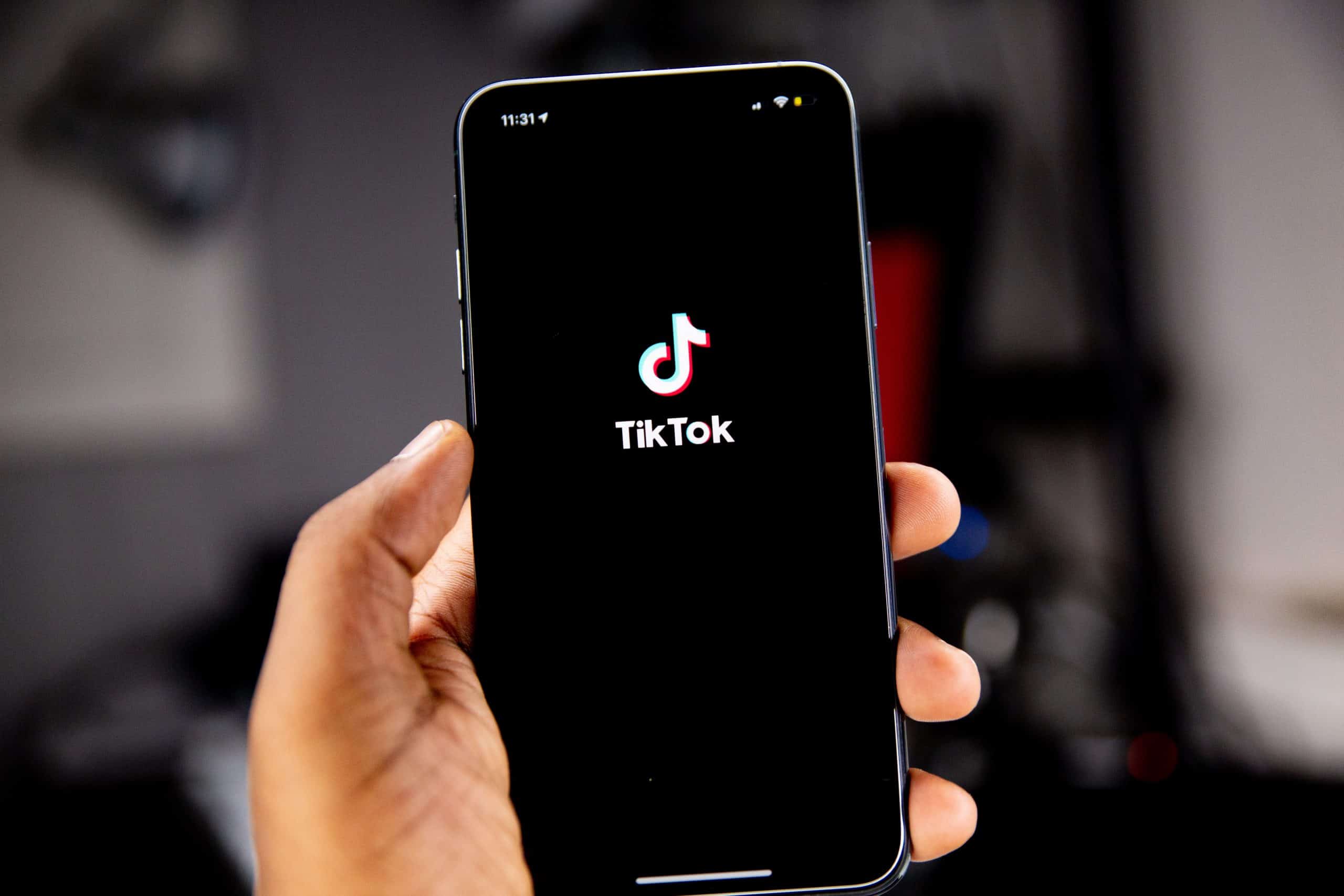 Un smartphone ouvert sur le logo de TikTok.