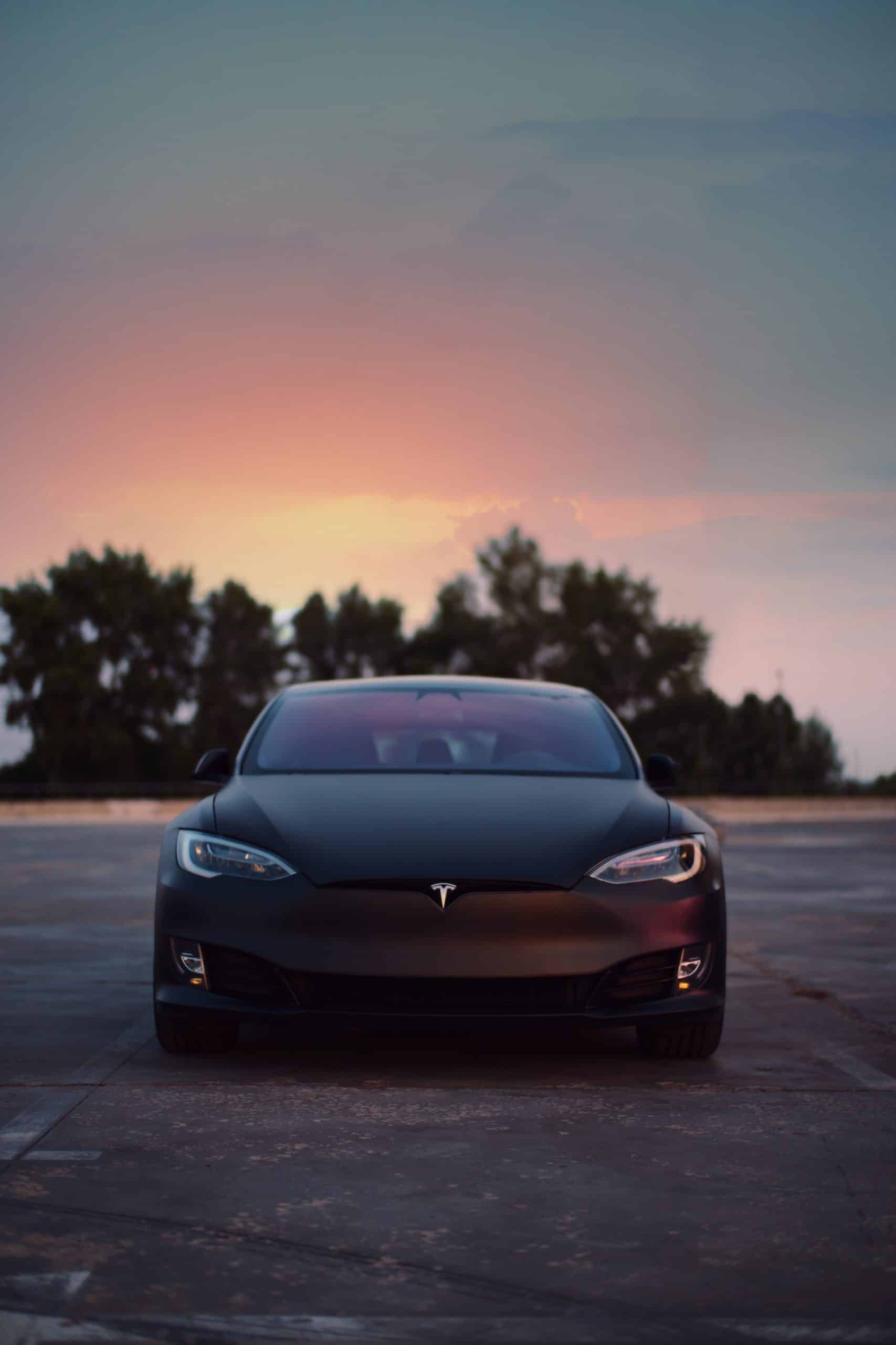 Un véhicule Tesla.  - vehicule electrique tesla scaled - General Motors et Honda s’associent pour produire des millions de véhicules électriques