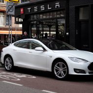 Voiture Tesla blanche.  - white street car wheel europe store 442795 pxhere - General Motors et Honda s’associent pour produire des millions de véhicules électriques