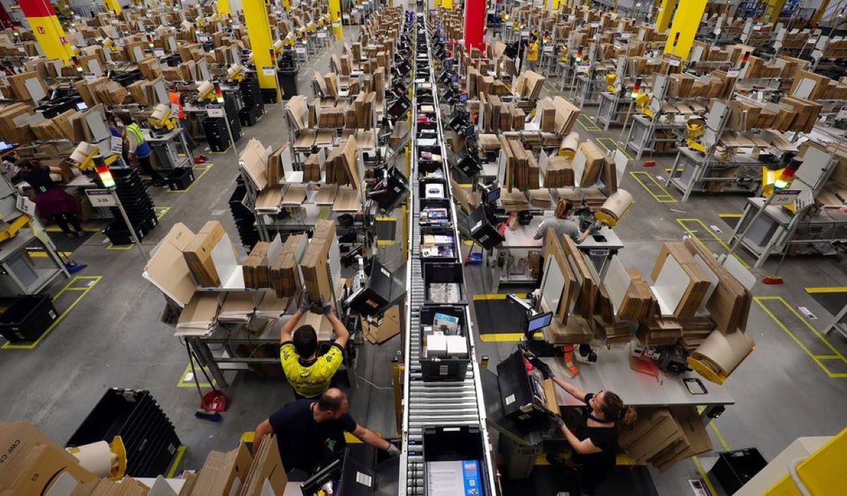 Des employés travaillent dans un entrepôt Amazon.