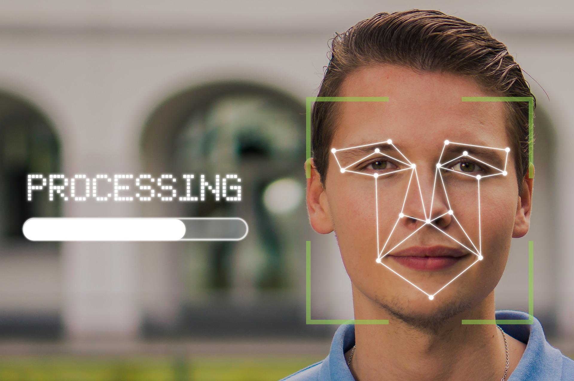 Outil de reconnaissance faciale : un individu se fait analyser.