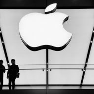 Le logo d'Apple sur une devanture.