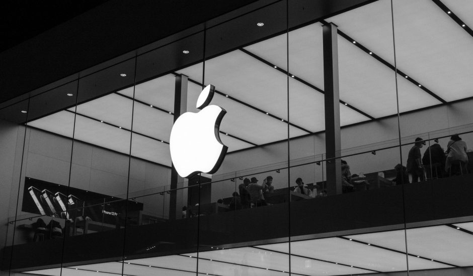 Le logo d'Apple sur la devanture d'un bâtiment.