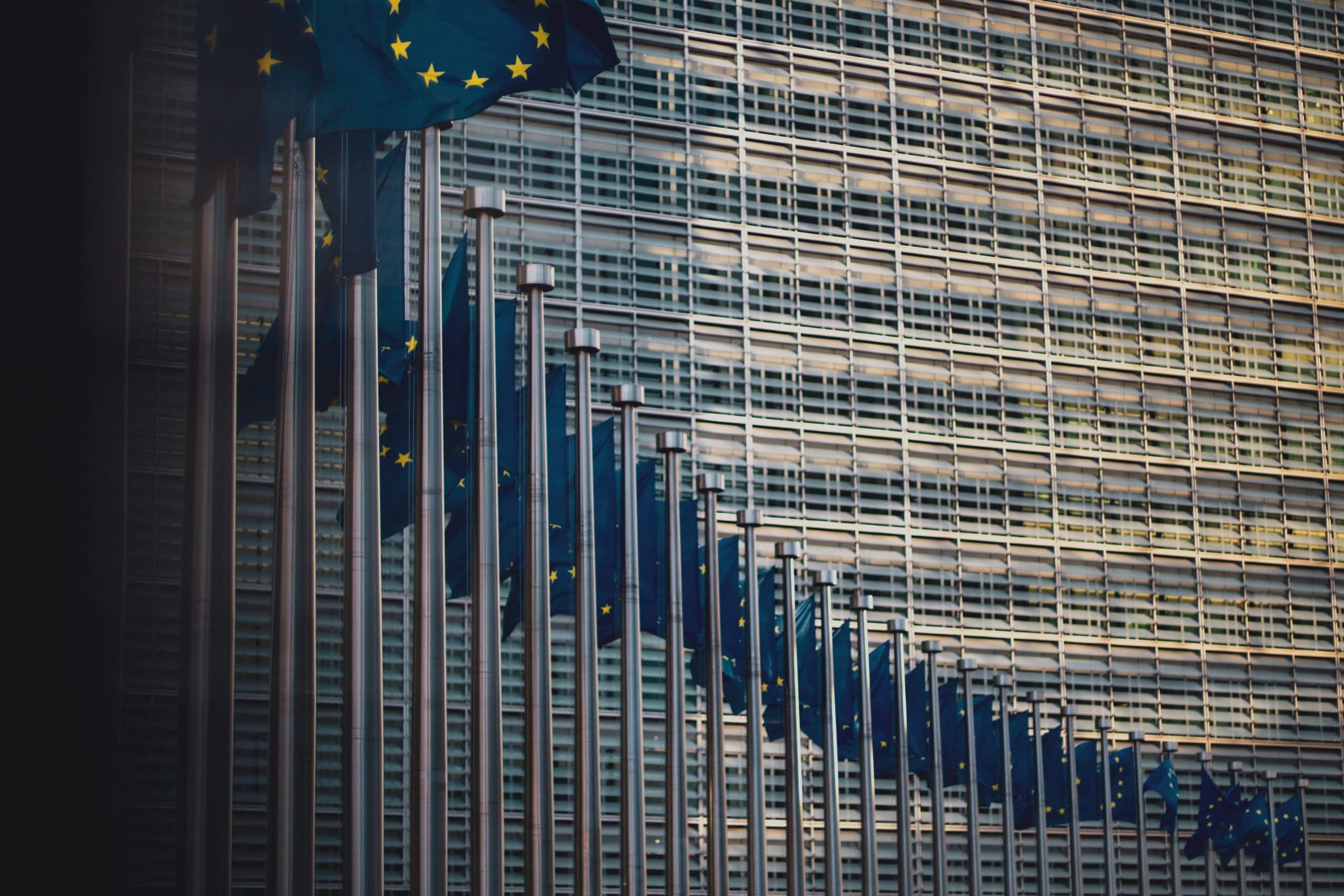 Des drapeaux de l'Union européenne devant la Commission européenne.