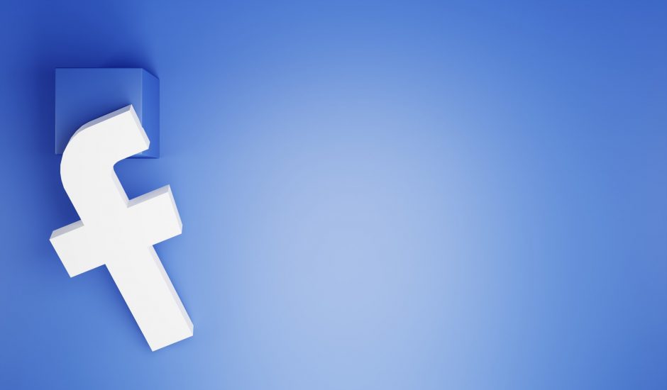 Logo Facebook sur fond bleu.