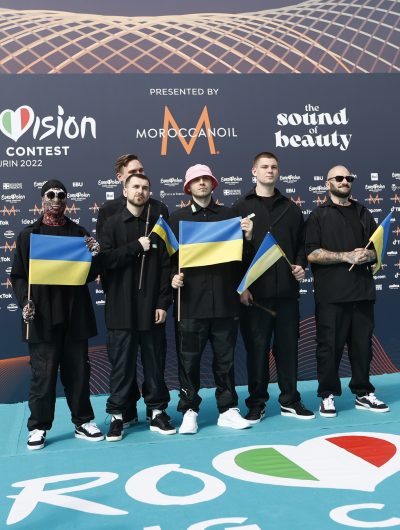 Le groupe Kalush avec des drapeau ukrainien à l'eurovision