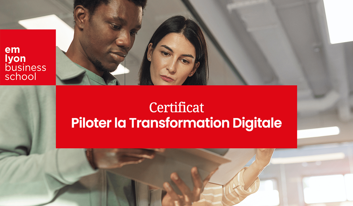 deux personnes sur un ordinateur avec un encart "certificat : piloter la transformation digitale"