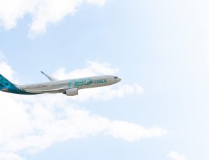 Un avion Airbus en vol.