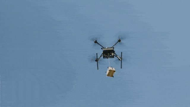 Un drone pose un paquet devant chez quelqu'un.