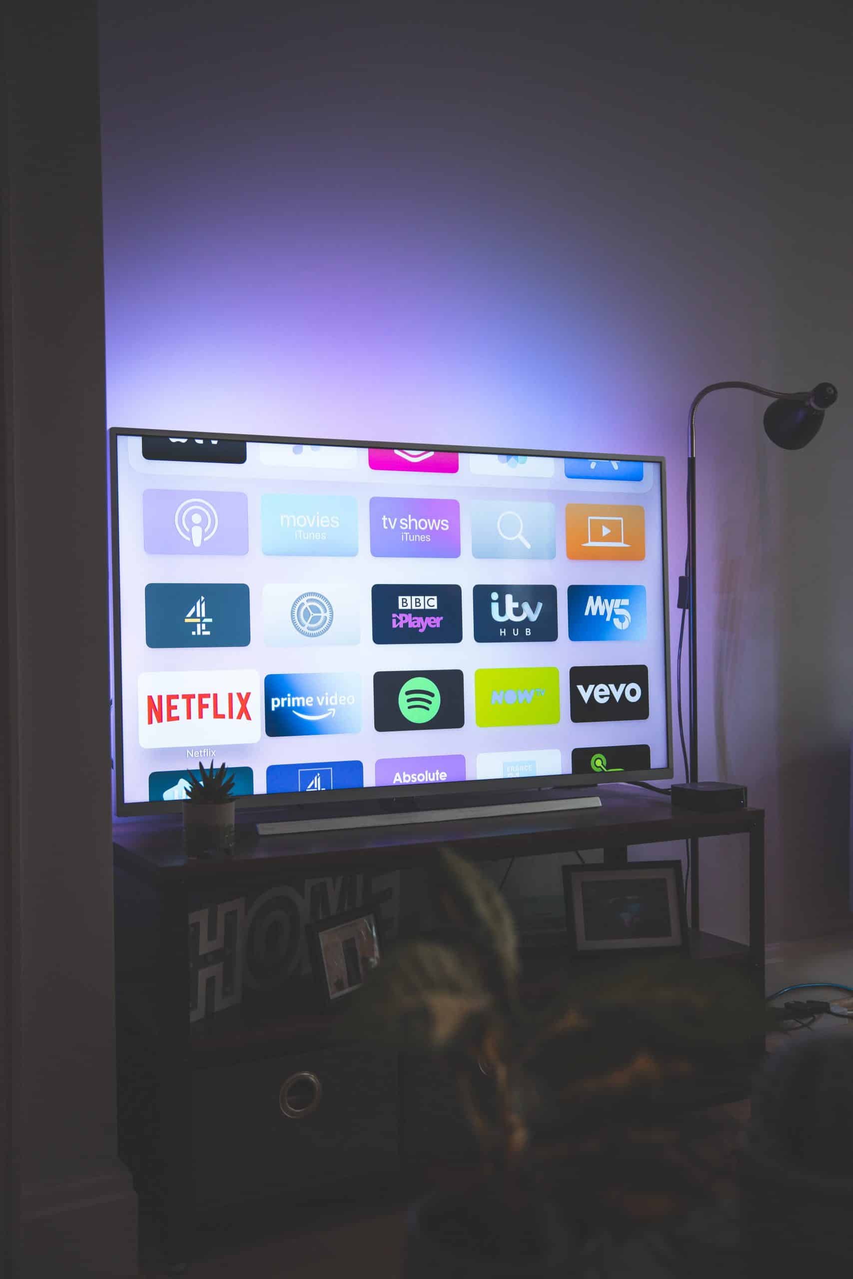 Les logos de différentes plateformes de streaming sur un téléviseur.